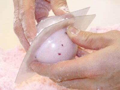Making Round Mould Bath Bombs Image